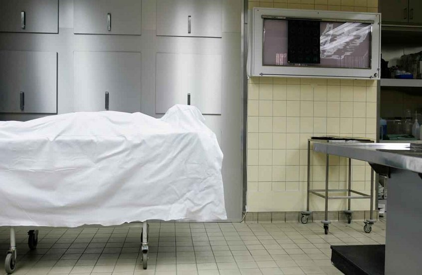 مصري يتلقى طعنات 