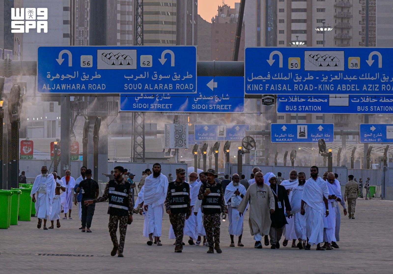 الحجاج يتوافدون على مشعر منى لقضاء يوم التروية