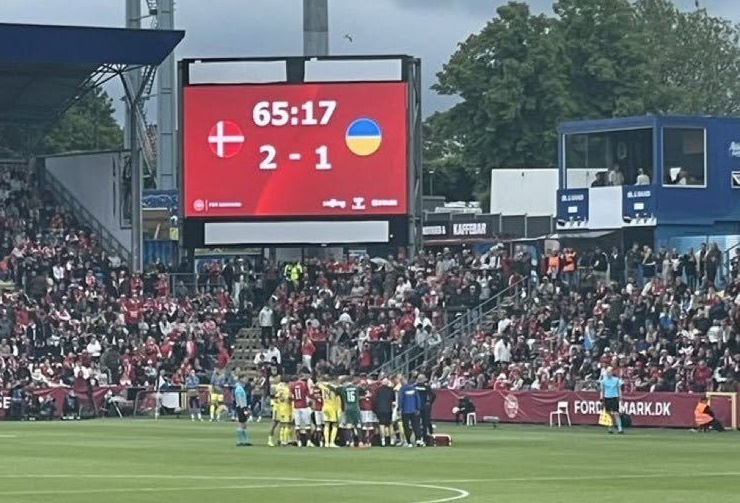 النجم الدنماركي كريستيان إريكسن ينهار خلال مباراة منتخب بلاد