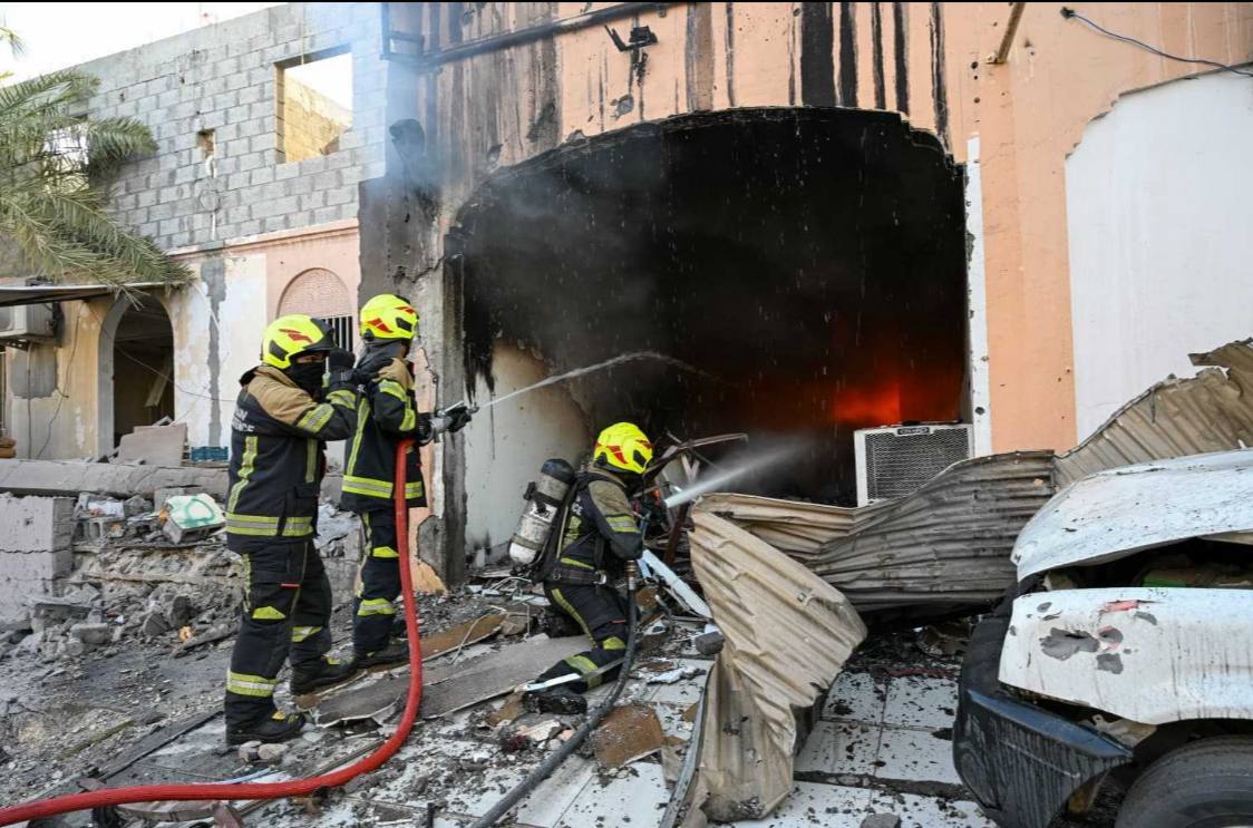 البحرين: إصابة طفلة واحتراق مركبات إثر سقوط شظايا مسيرات إير