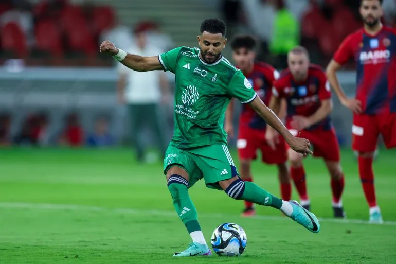 البطولة السعودية: نادي الأهلي يعلن رسميا رحيل لاعبه الجزائري رياض محرز