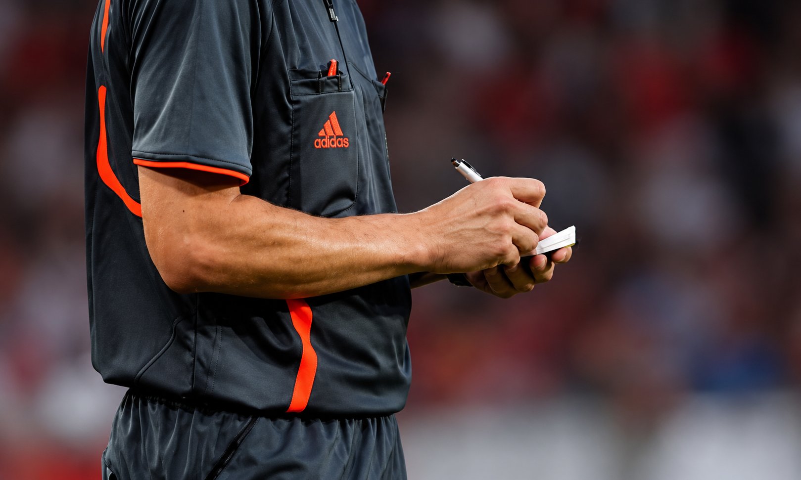 كاس رابطة ابطال افريقيا: الحكم الكونغولي جون بيار نغيان يدير مباراة السويحلي الليبي و الترجي الرياضي بملعب مصراطة