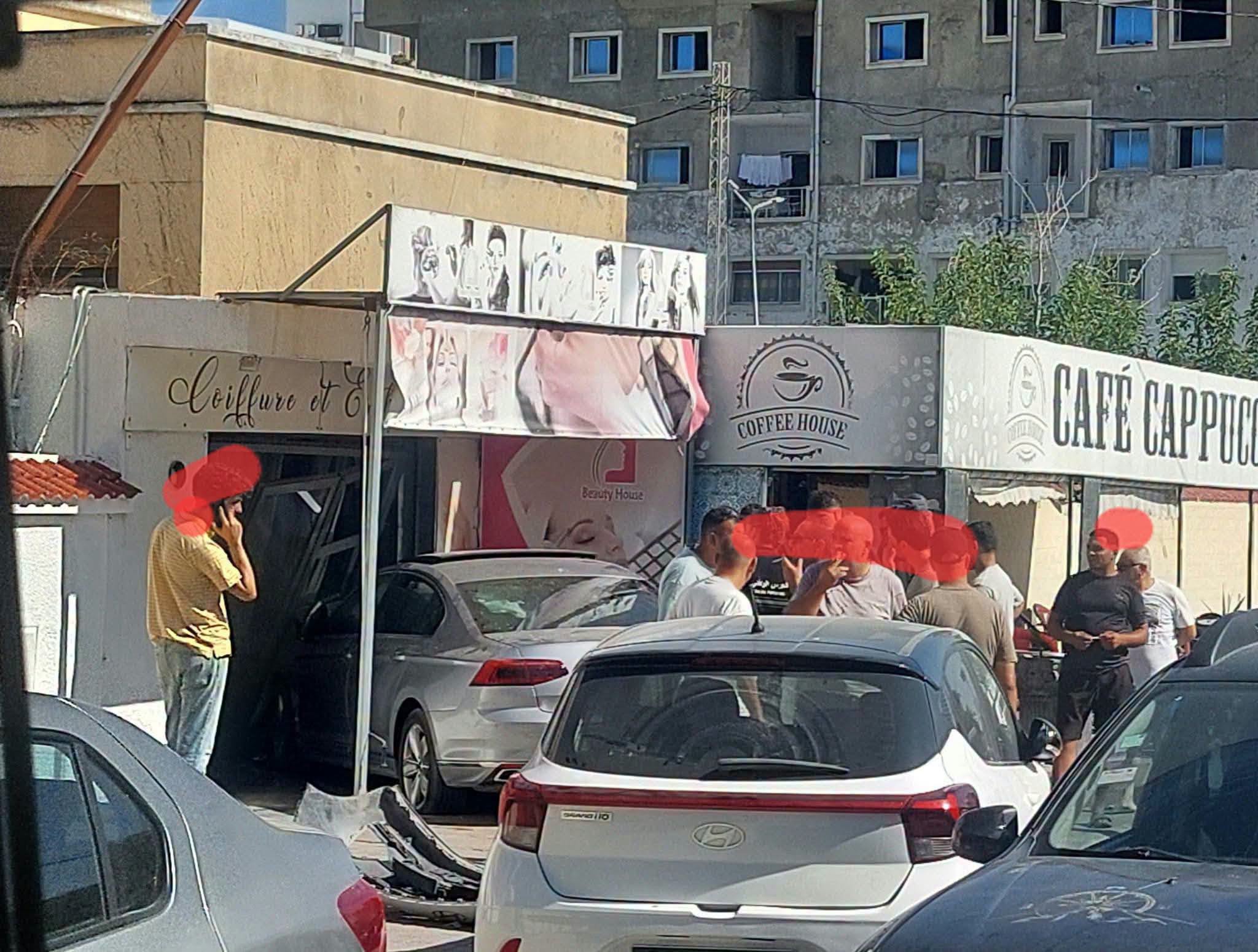 بنزرت: سيارة تنحرف عن الطريق وتصطدم بقاعة حلاقة للنساء