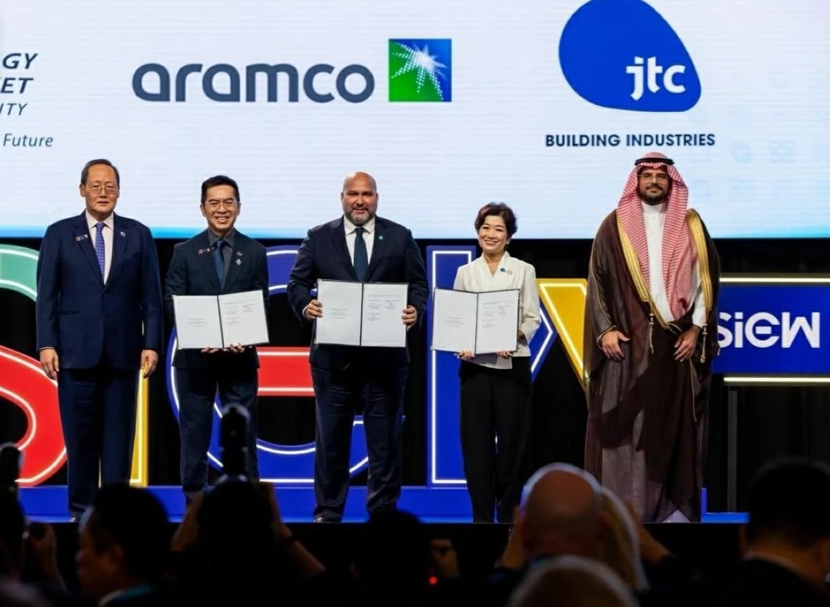 السعودية تخزن نفطها الخام في سنغافورة