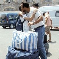 إلى مهاجرينا الأحباء العائدين إلى أرض الوطن : نريدها فرحة و لمّة ... لا فرقة و غــُـمة