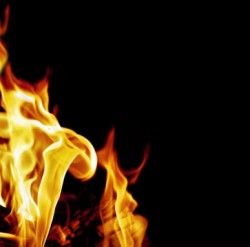 المنيهلة : وفاة امرأة أضرمت النار في جسدها بعد أن مدّها عون أمن بولاّعة