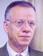 المنصف بن مراد يتحدث عن الاعلام الحر و الثورة و صفحات الفايسبوك تردّ عليه بفيديو يطبّل فيه لبن علي