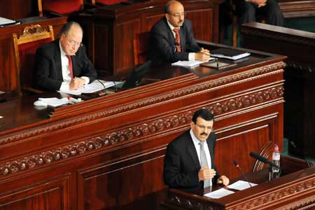 وزير الداخلية يقر بتحسن الوضع الأمني بالبلاد وقابليته لمزيد التحسن