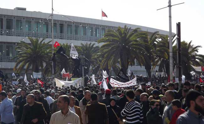 آلاف المتظاهرين أمام التأسيسي للمطالبة باعتماد الشريعة الاسلامية كمصدر أساسي ووحيد للتشريع