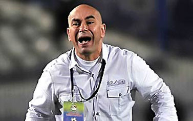 في مباراة الزمالك والإفريقي: مدرب برتبة مهيج الجماهير
