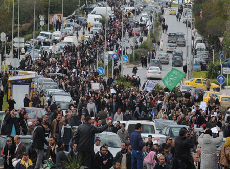 ثلاثة ألاف, يتظاهرون أمام مقر التلفزة التونسية