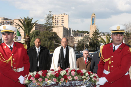 Le Président Marzouki visite le sanctuaire des martyrs à Alger