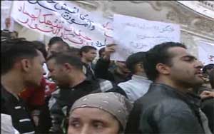 وقفة مساندة للتلفزة الوطنية أمام المسرح البلدي