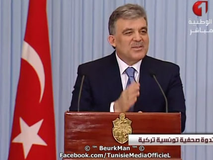 رئيس الجمهورية يؤكد في ندوة صحفية ضرورة حل الأزمة السورية في اقرب الآجال دون تدخل عسكري أجنبي