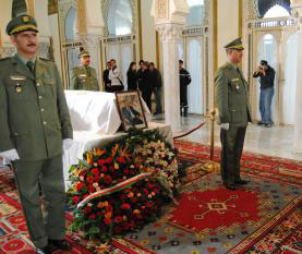 Algérie: hommage du président tunisien devant le cercueil de Ben Bella