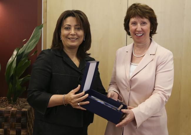 Bouchamaoui remet le Prix Bleu de la Méditerranée à Catherine Ashton