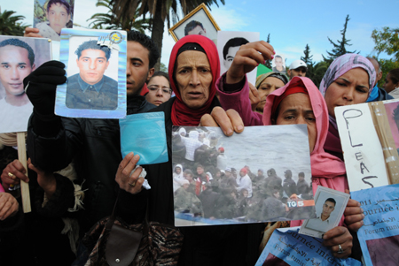 Sit-in des familles d'émigrés clandestins devant l'ambassade d'Italie