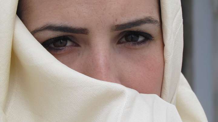 Des partis politiques appellent à constitutionnaliser l'égalité entre les hommes et les femmes