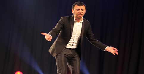 Des salafistes tentent d'interdire le spectacle de Lotfi Abdelli au théâtre municipal de Sfax