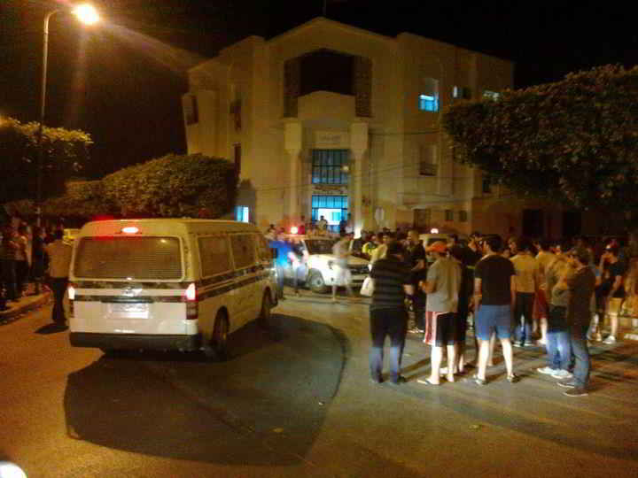 Les postes de police au Kram Est, Marsa-plage et Marsa Rabii attaqués dans la nuit de lundi à mardi