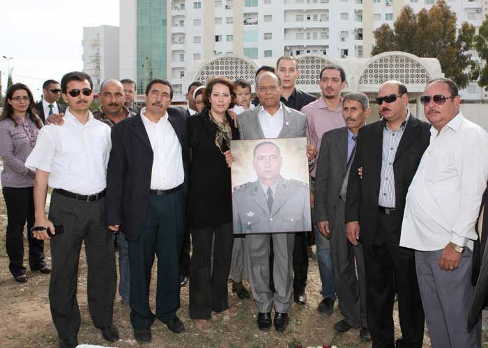 Le président de la République se recueille sur la tombe du lieutenant-colonel Tahar Ayari