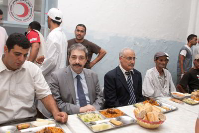 وزير الشؤون الاجتماعية يشارك عدد من العائلات المعوزة في مائدة افطار سيدي ابراهيم بنهج الباشا تونس