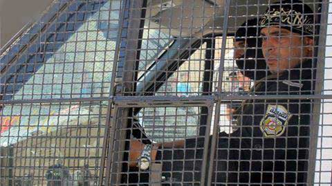 صورة اليوم: رجل امن يحمل شعار التوحيد