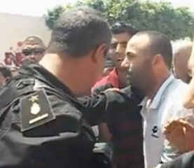رجل امن يعتذر لأهالي القيروان بعد رشهم بالغاز المسيل للدموع
