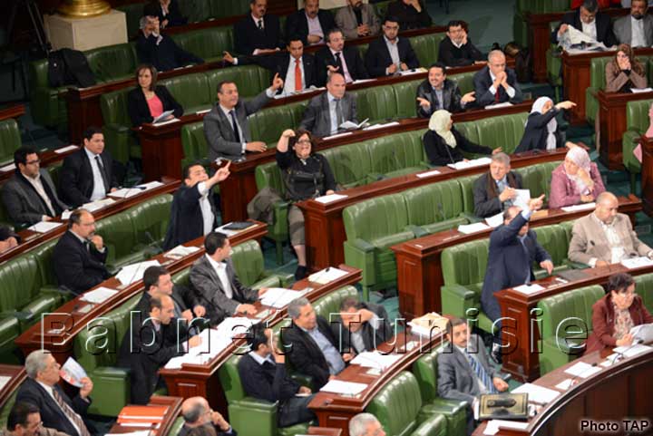 Adoption de plusieurs articles de la loi sur l'Instance provisoire de l'ordre judiciaire