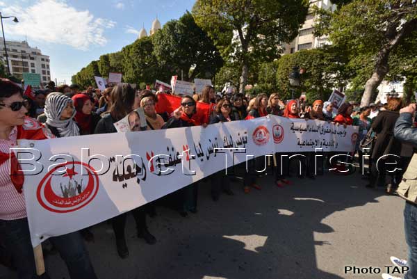 Marche pacifique à l'AV Bourguiba à Tunis pour revendiquer la constitutionnalisation des droits de la femme