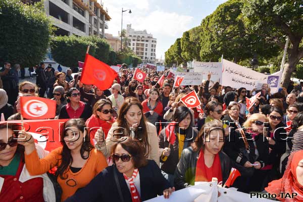 Marche pacifique à l'AV Bourguiba à Tunis pour revendiquer la constitutionnalisation des droits de la femme