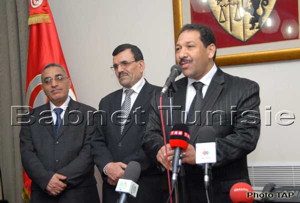 وزير الداخلية: الحوار مع السلفيين ضروري وسنتصدّى لمن يرفع السلاح في وجه التونسيين مهما كان انتماؤه