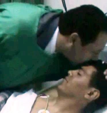 لقطة اليوم : وزير الداخلية لطفي بن جدو يقبل راس عون امن مصاب