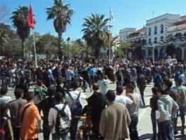 بنزرت : أنصار النادى البنزرتى المجتمعون أمام بلدية الجهة يطردون قناة التونسية