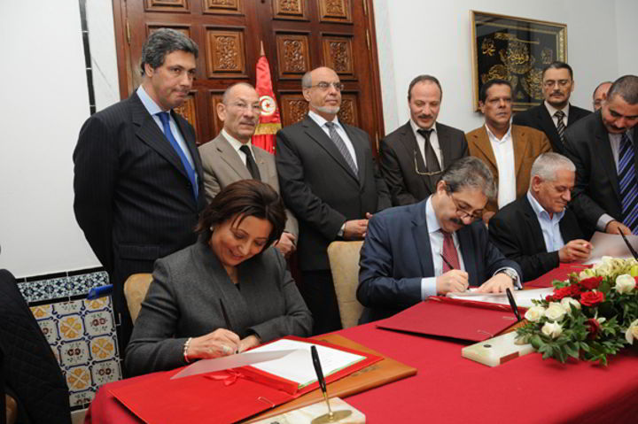 Signature d'un accord sur les majorations salariales dans les secteurs public et privé