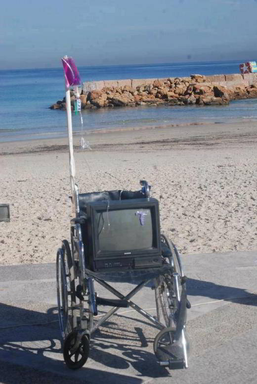 Des tunisiens jettent des téléviseurs sur la plage pour dénoncer les médias ''corrompus''
