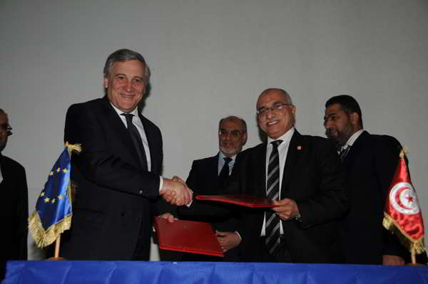 CAT 2012 : Signature de 8 protocoles d'accord dans le secteur industriel