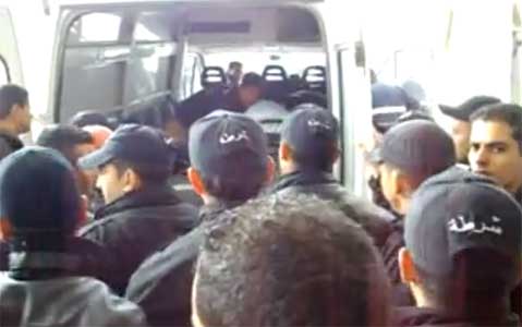 تشييع جثمان رجل الأمن الذي قتل في مواجهات امس