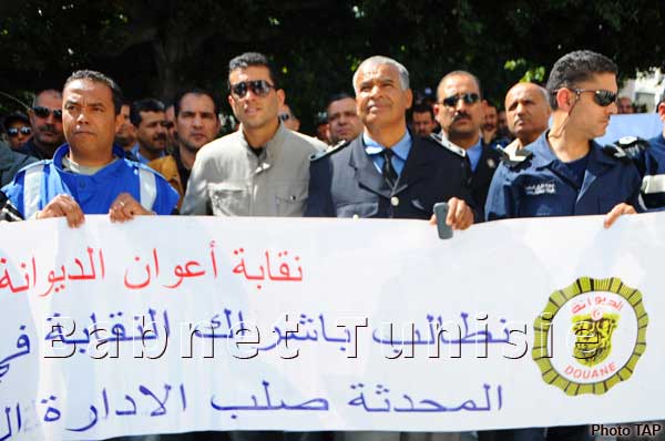 Les agents de la douane observent un mouvement de protestation