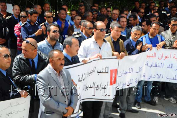 Les agents de la douane observent un mouvement de protestation