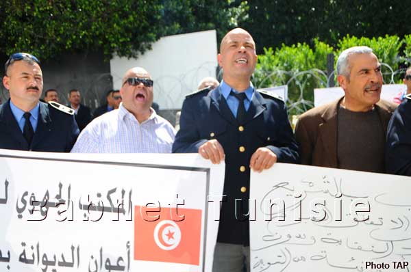 Les agents de la douane observent un mouvement de protestation