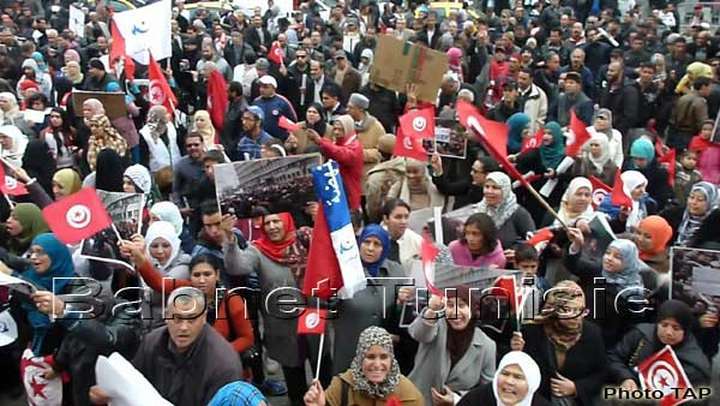 Tunisie: Deux ans après la révolution, les Tunisiens manifestent sur l'avenue Habib Bourguiba
