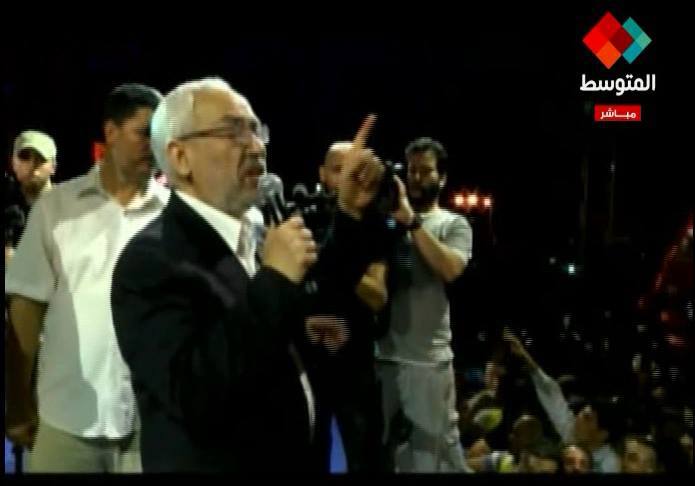 راشد الغنوشي يدعو إلى الوحدة الوطنية و يطلب من الحشود الغفيرة أن لا يرفعوا إلا الراية الوطنية