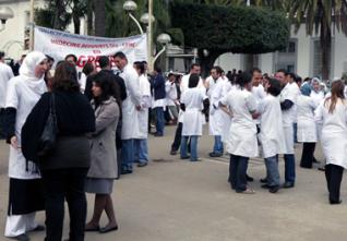 Les agents de la santé de l'hôpital Habib Bourguiba de Sfax protestent devant la direction régionale de la santé