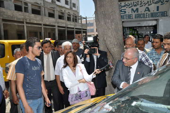 وزير النقل يطلق حملة لتنظيم النقل و يؤدى زيارة ميدانية إلى ساحة برشلونة
