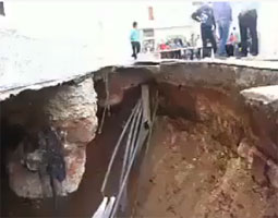 Fermeture de la rue Cherif Idrissi et ordre d'évacuer 3 maisons à cause d'un glissement de terrain