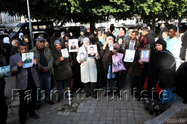 Sit-in des familles des disparus devant l'ambassade d'Italie