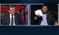 سلفي يرفع كفنه في وجه علي لعريض قائلا : انتم عبدة أمريكا