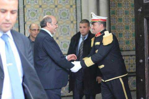 صورة الموسم: عون أمن يودع حمادي الجبالي بكل حرارة