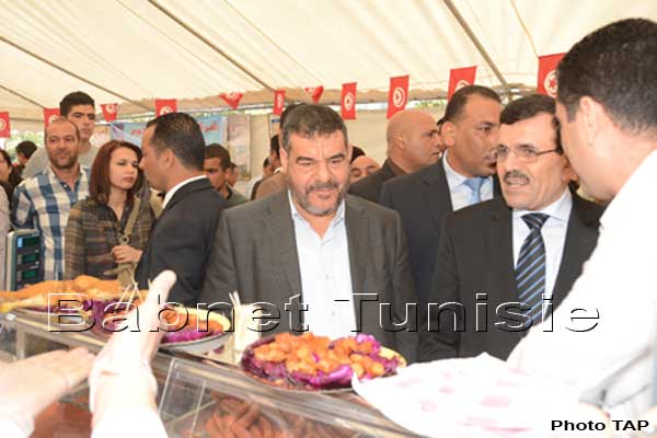 Des citoyens dénoncent, en présence du chef du gouvernement, l'augmentation des prix